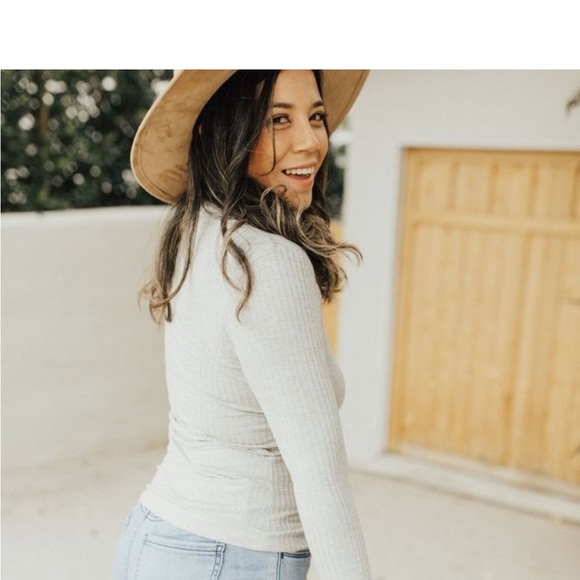 Carly Jean Los Angeles Scarlett Fitted Heather Gray V neck Top- Size Large - Picture 4 of 10